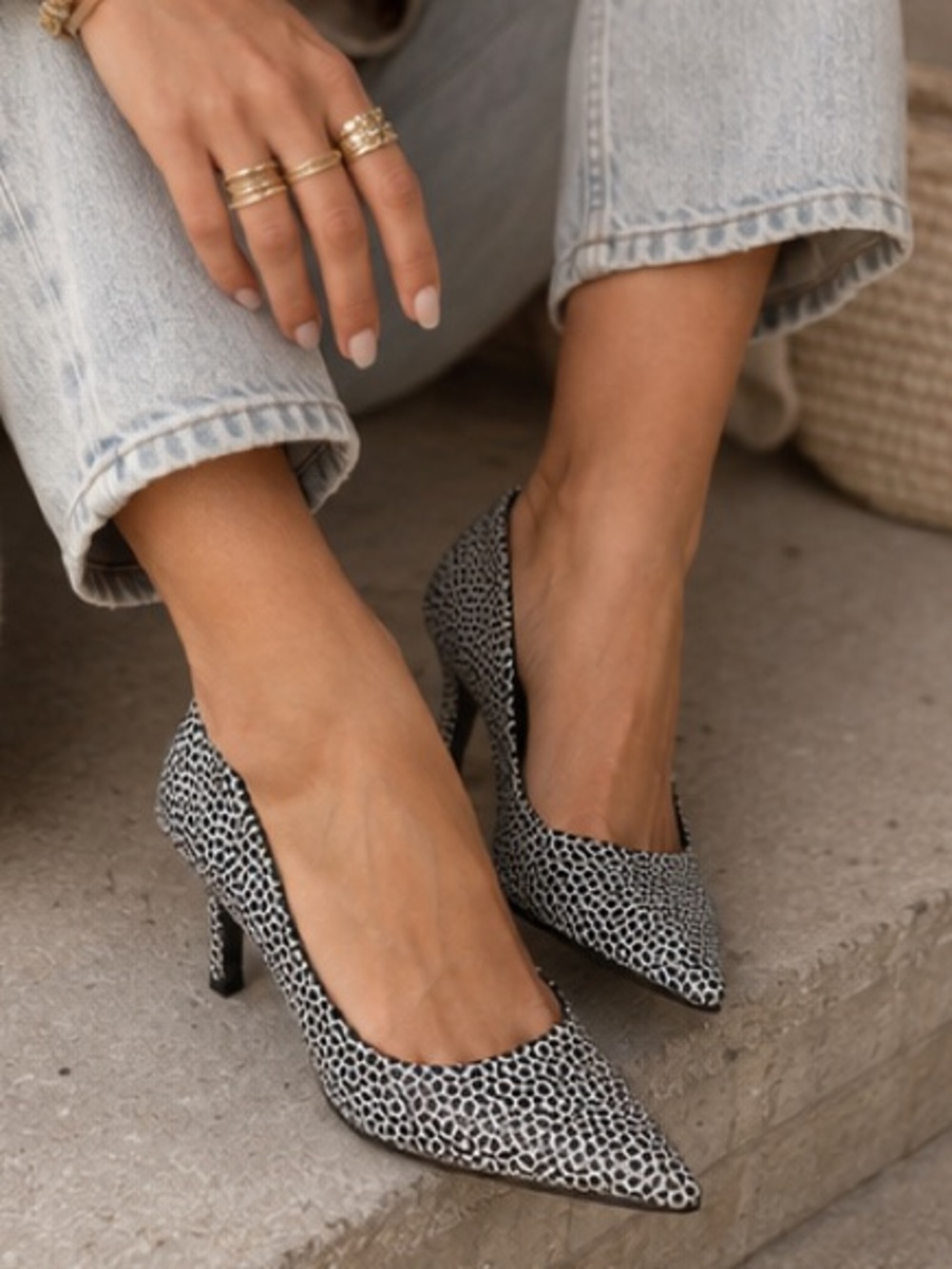 Charles by Charles David Black & White Pointed Toe Pumps – Size 5